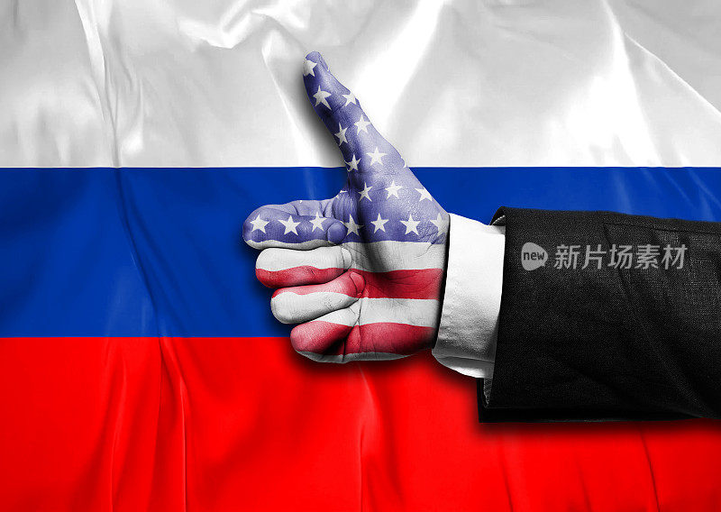 美国国旗在一个商人的手与LIKE标志在俄罗斯国旗和文字/国旗概念的空白(点击更多)